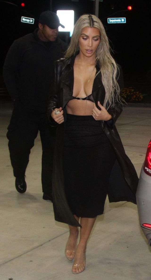 Кім Кардашян вийшла у світ в екстремально відвертому наряді: з'явилися фото - фото 201519