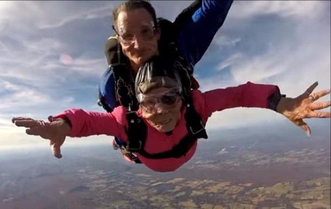 Бабуся відсвяткувала 94-річчя стрибком із парашутом