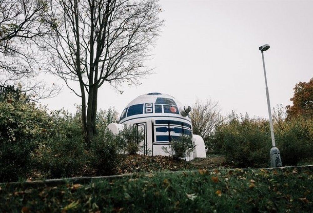 Сучасне мистецтво: бункер у Празі перетворили в робота R2D2