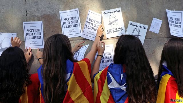 Референдум у Каталонії: біля виборчих дільниць величезні черги - фото 199387