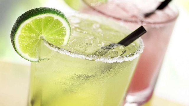 Дієтологи розповіли, як правильно харчуватися під час подорожей - фото 200160