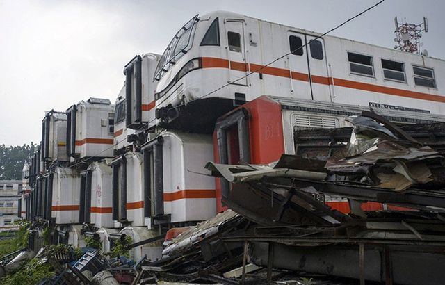 Як виглядає кладовище електричок в Індонезії - фото 203905