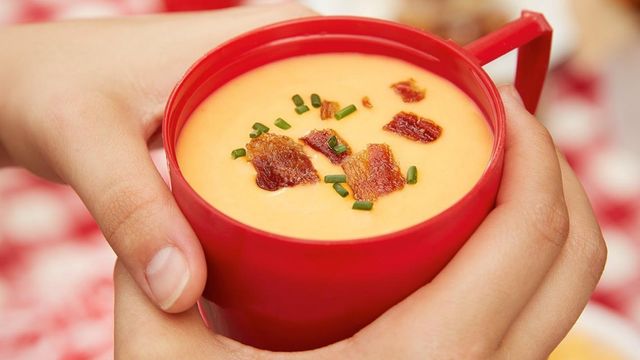 Тест для справжніх українців та прості страви холостяцької кухні: 14 жовтня у трьох фото - фото 202620