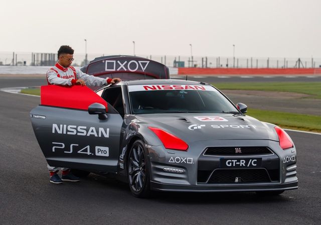 Nissan GT-R під'єднали до джойстика та розігнали до 200 кілометрів - фото 201831