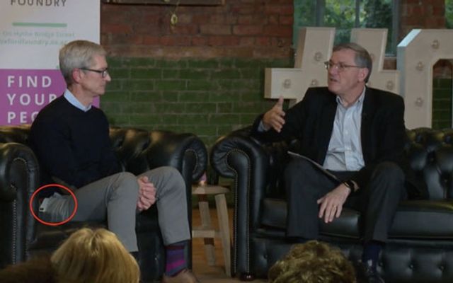 Тім Кук обрав для себе сріблястий iPhone X: фотофакт - фото 202151