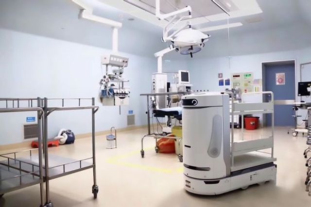 У Китаї почали працювати роботи-медсестри - фото 202876