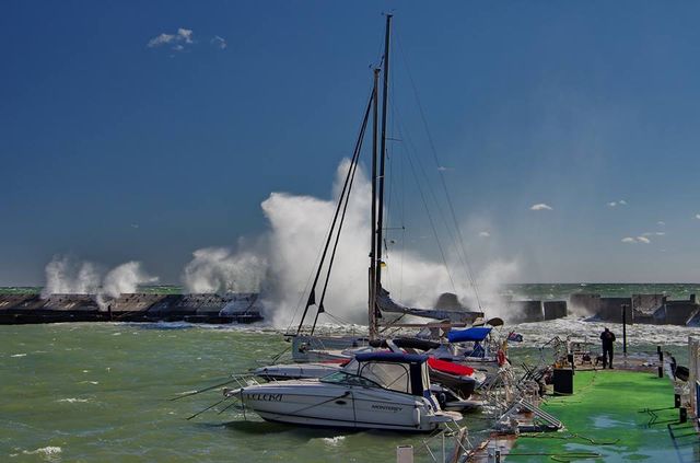 Шторм атакував Одесу: вражаючі кадри - фото 199470