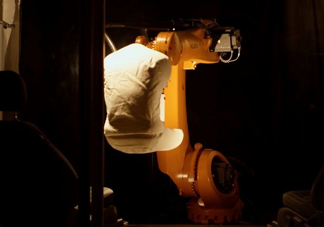 Ford придумав робота для тестування автомобільних крісел - фото 205223