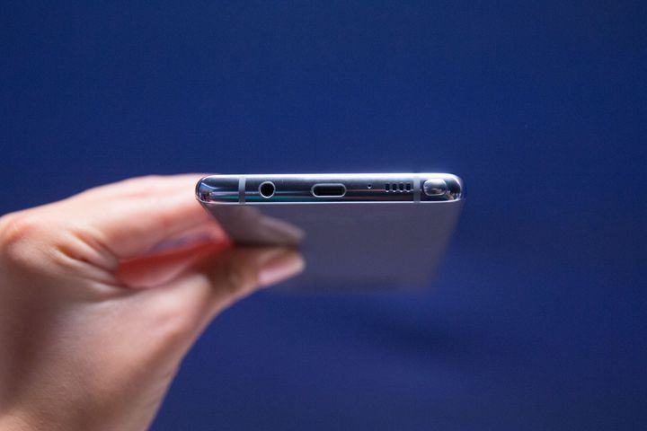 ЗМІ повідомили про нові випадки здуття iPhone 8: фотофакт