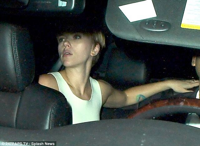 Скарлетт Йоханссон вперше з&#039;явилась на публіці з новим коханим - фото 199817