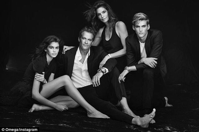 Ідеальна сім'я: Сінді Кроуфорд знялася у розкішній фотосесії з чоловіком і дітьми - фото 199627