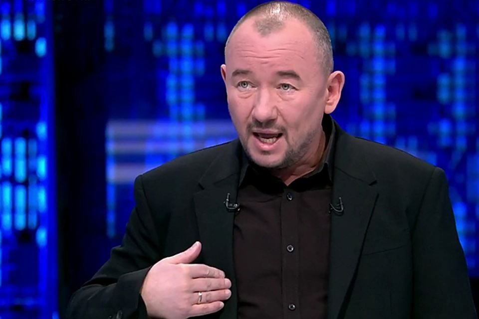 Ведучий одного з російських каналів накинувся на гостя передачі: курйозне відео