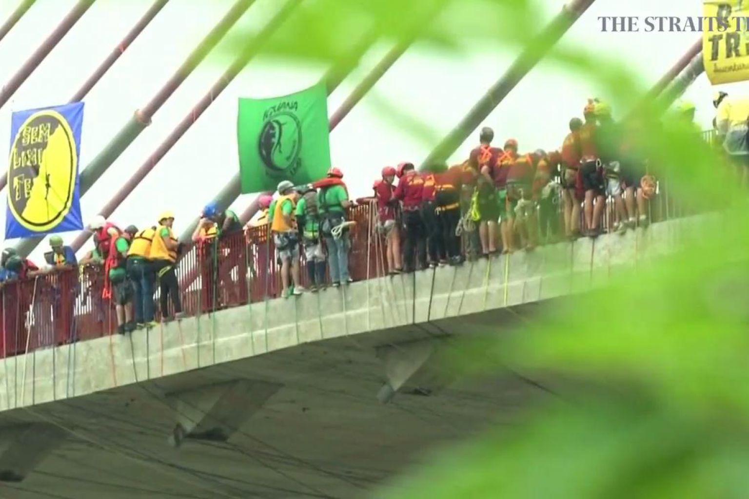 245 осіб водночас стрибнули з мосту: неймовірне видовище