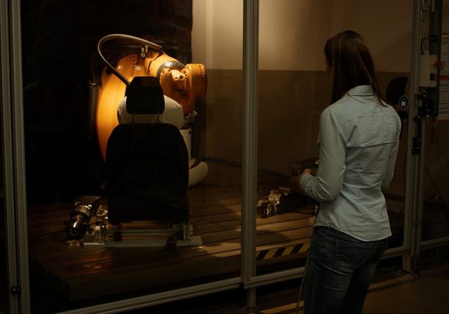 Ford придумав робота для тестування автомобільних крісел - фото 205222