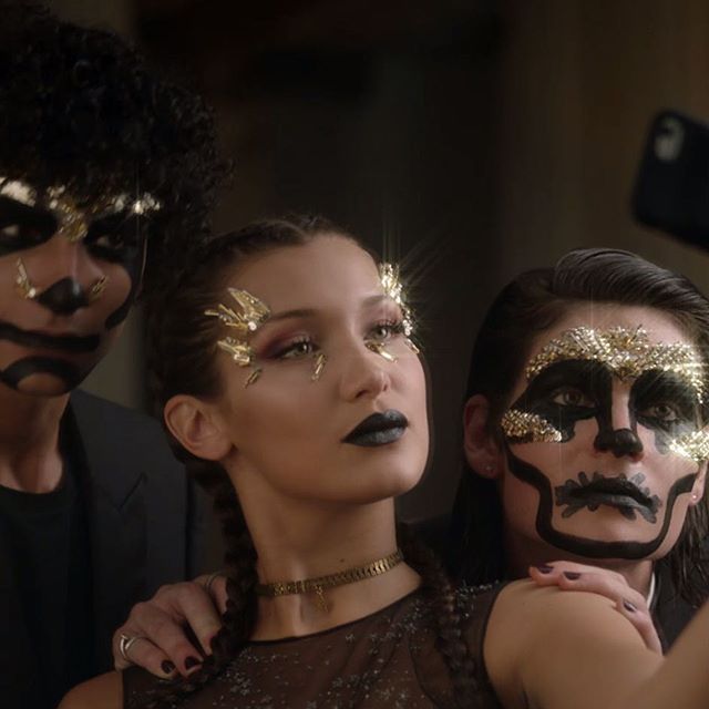 Белла Хадід знялась в ефектній рекламі до Хелловіну