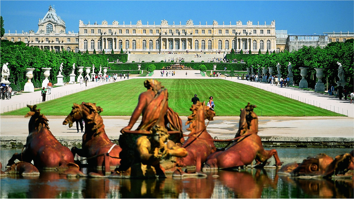 До Версаля резиденцією французьких монархів був Лувр - фото 1