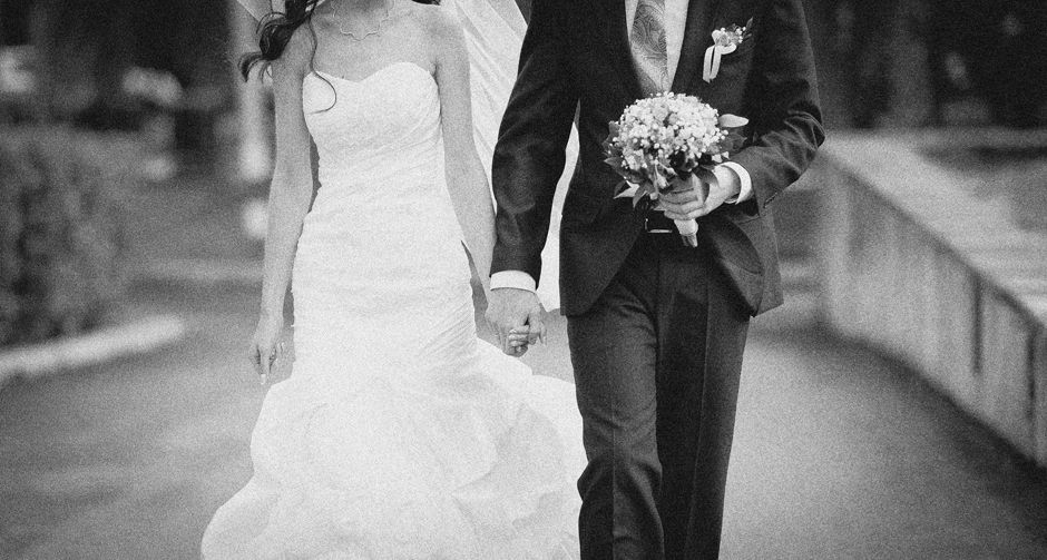 Весільне фото з статевим актом біля храму в Греції викликало великий скандал