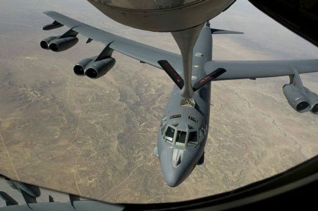 В-52 можна заправляти в повітрі - фото 204727