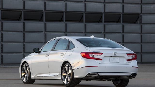 Honda показала новий спортивний седан Accord Sport - фото 205480
