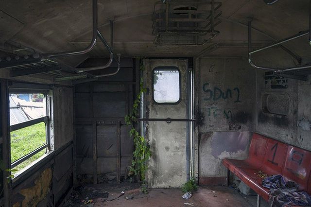 Як виглядає кладовище електричок в Індонезії - фото 203912