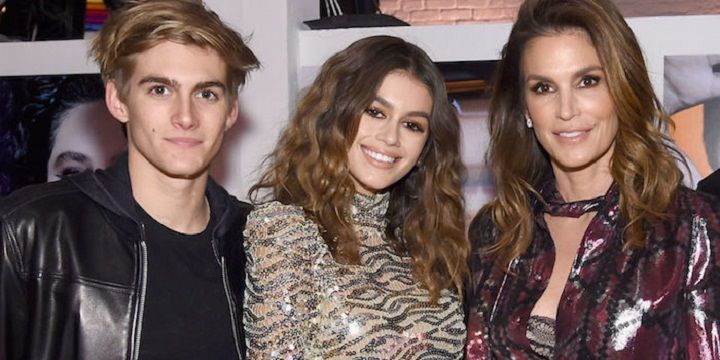 Ідеальна сім'я: Сінді Кроуфорд знялася у розкішній фотосесії з чоловіком і дітьми