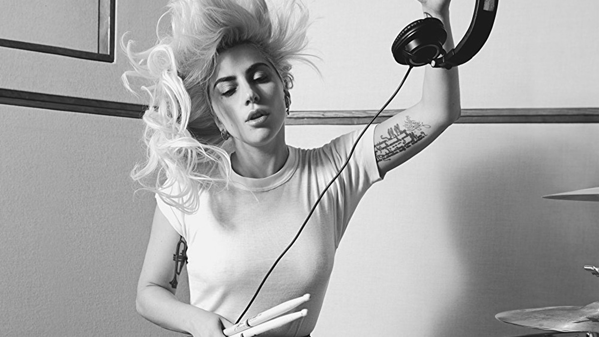 Lady Gaga похвалилася спортивною фігурою - фото 1