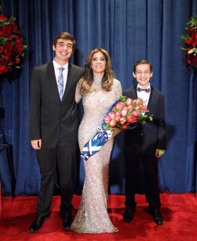 Американка витратила тисячі доларів, щоб стати схожою на Меланію Трамп - фото 200295