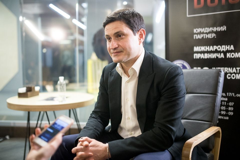 Фіналіст "Танців з зірками" вперше показав свою сім'ю - фото 1