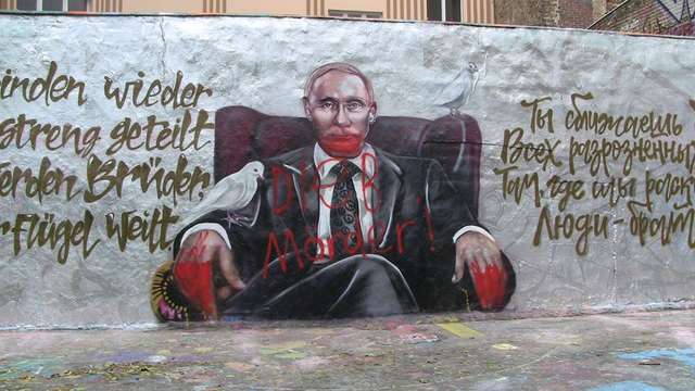 Злодій і вбивця. У Берліні розфарбували нове графіті з Путіним: фотофакт - фото 201050
