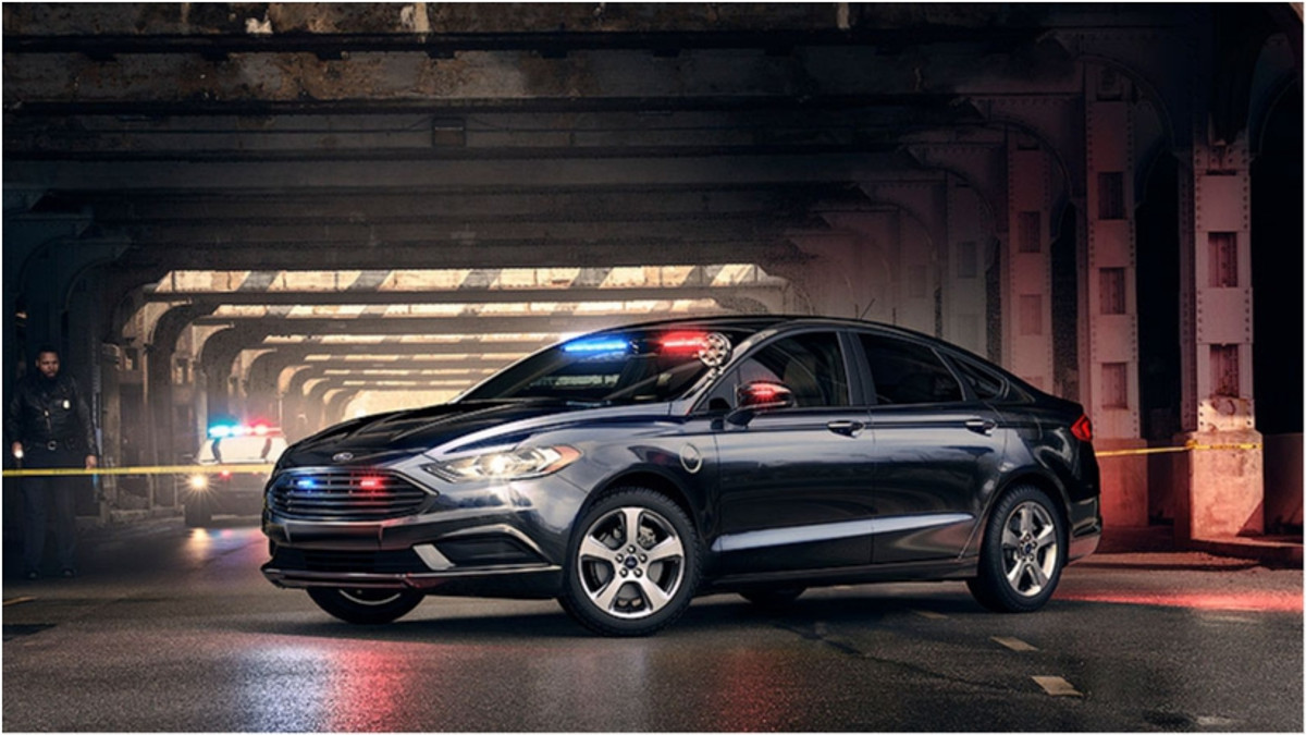 Ford створив для поліції седан, який можна заряджати від звичайної розетки - фото 1