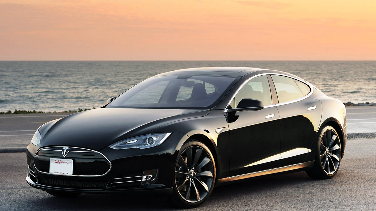 Tesla Model S перетворили на ферму для майнінгу криптовалюти - фото 1
