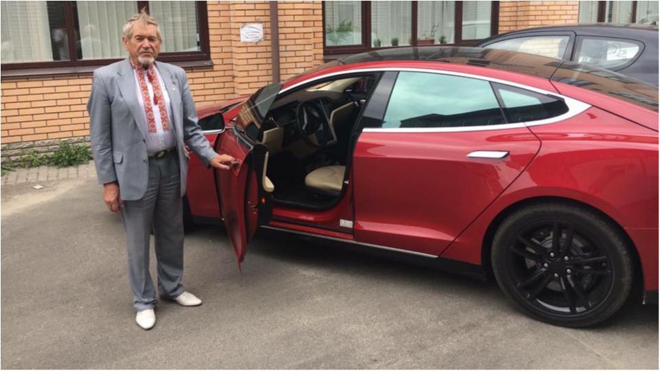У мережі знайшли дідуся, який продавав мед з Tesla у Києві