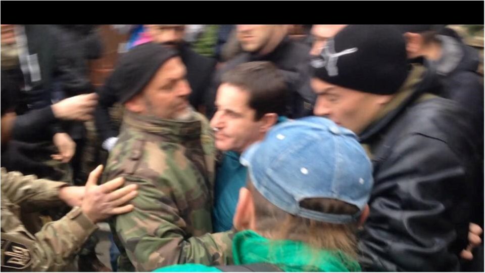 Нарешті ми до тебе дісталися: розлючений натовп побив Шкіряка