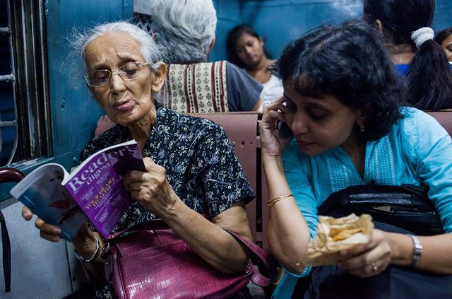 Чоловікам вхід заборонено! Як виглядає жіночий вагон в Індії - фото 206907