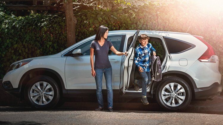 Вчені не рекомендують відвозити дітей до школи на машині