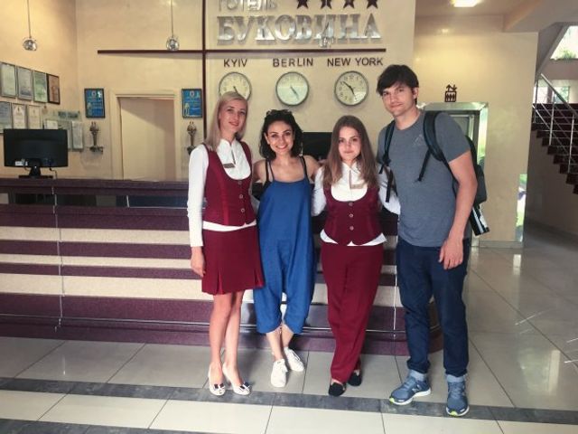 Міла Куніс та Ештон Катчер у Чернівцях - фото 207320