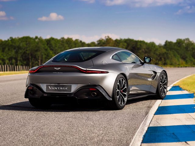 Aston Martin Джеймса Бонда запустили в серійне виробництво - фото 210527