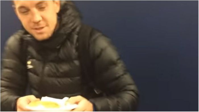 Журналістка подарувала гравцеві Зеніту пиріжки