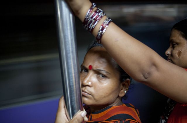 Чоловікам вхід заборонено! Як виглядає жіночий вагон в Індії - фото 206905