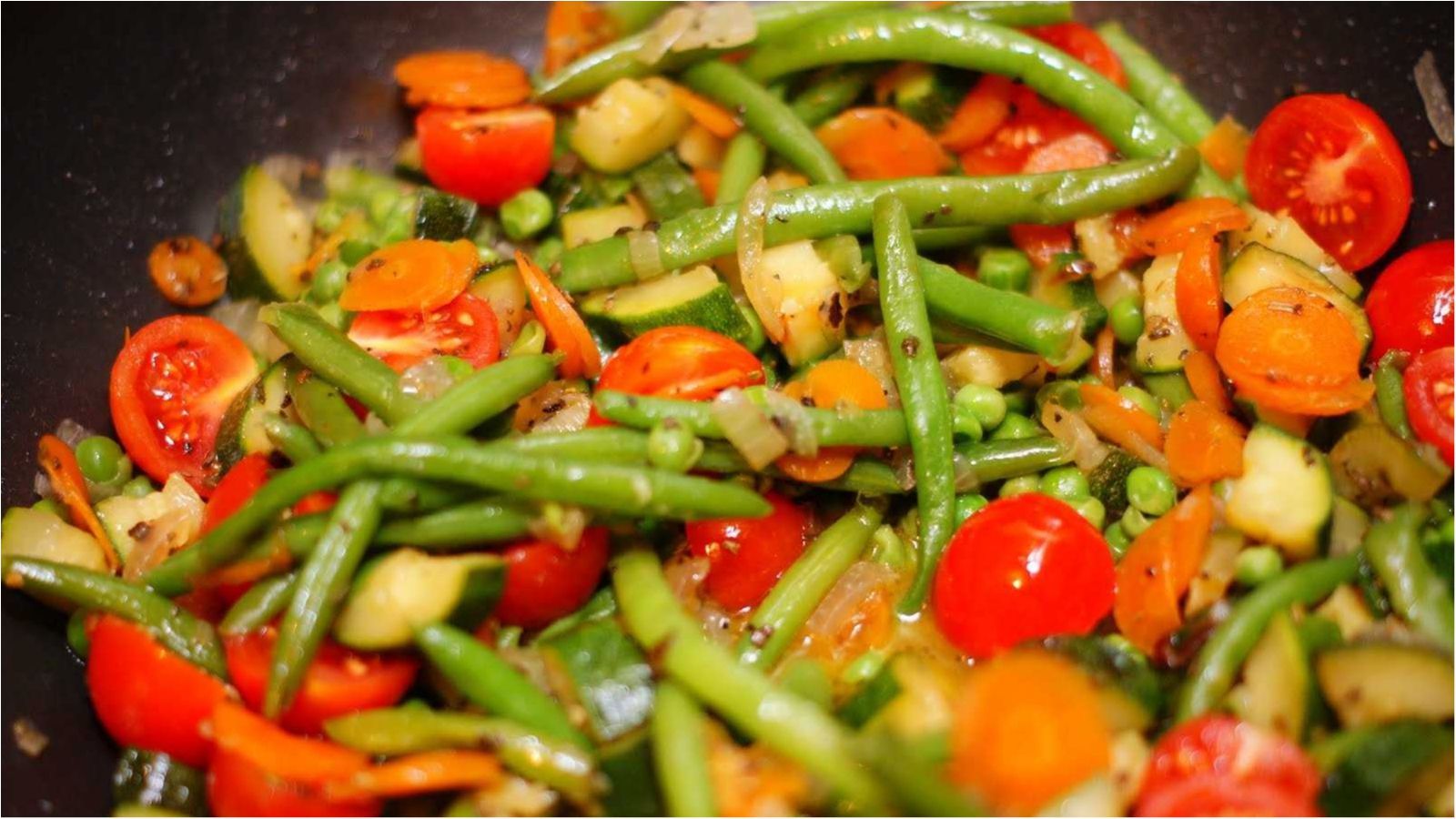 Чому не можна тушкувати продукти на відкритій сковороді