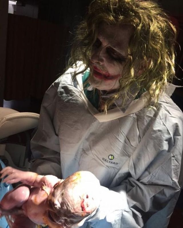 У США акушер прийняв пологи в костюмі Джокера - фото 207839