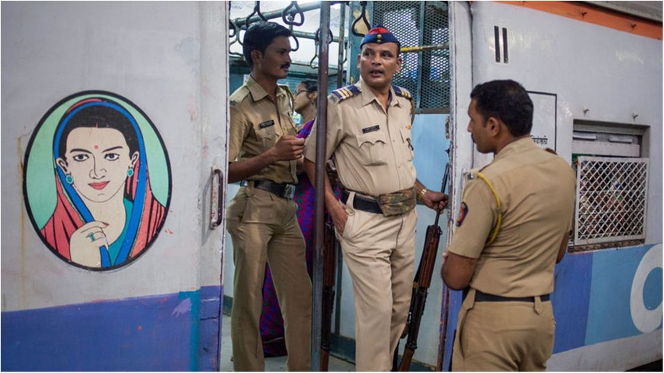 Чоловікам вхід заборонено! Як виглядає жіночий вагон в Індії