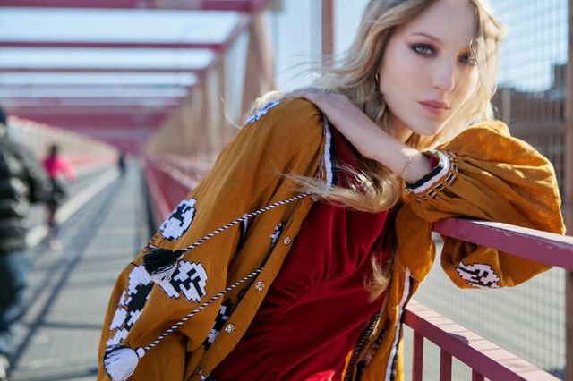 Онука легендарного рокера похизувалася шикарною вишиванкою - фото 211187