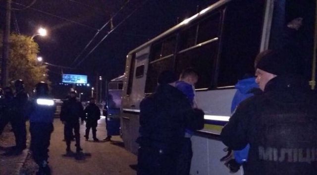 З'явилося відео бійки футбольних фанатів у Києві - фото 207129