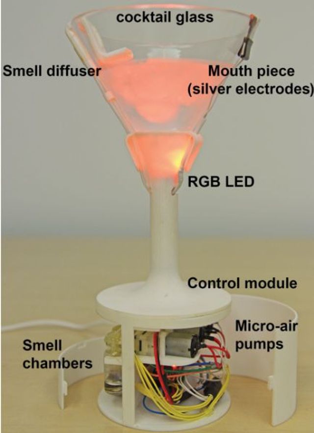 Створено диво-склянку, яка перетворює воду на вино - фото 207135