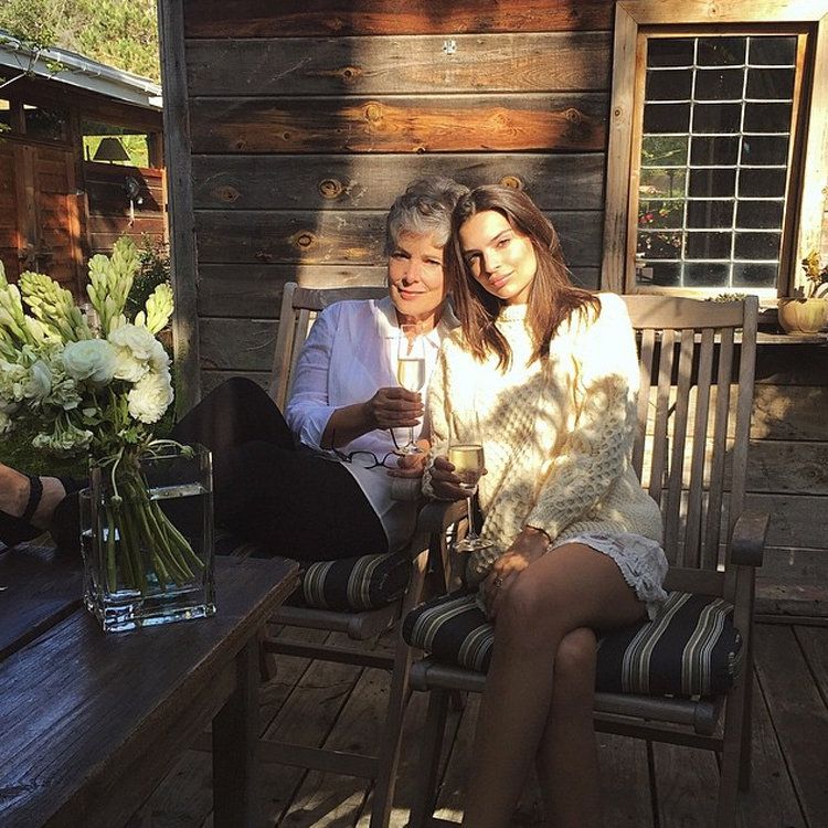 Емілі Ратажковскі здивувала архівним фото мами