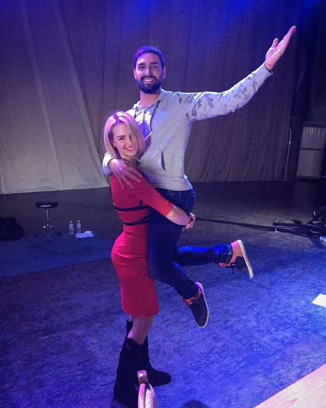 Дівчата носять на руках: Козловський розбурхав мережу новим знімком - фото 210012