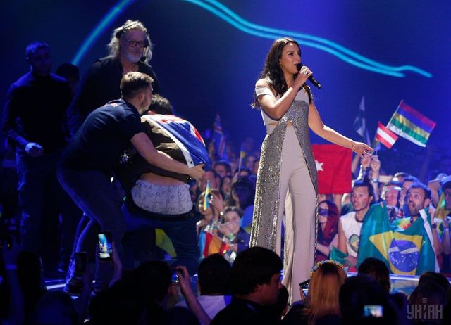 Седюк показав сідниця під час виступу Джамали - фото 207677