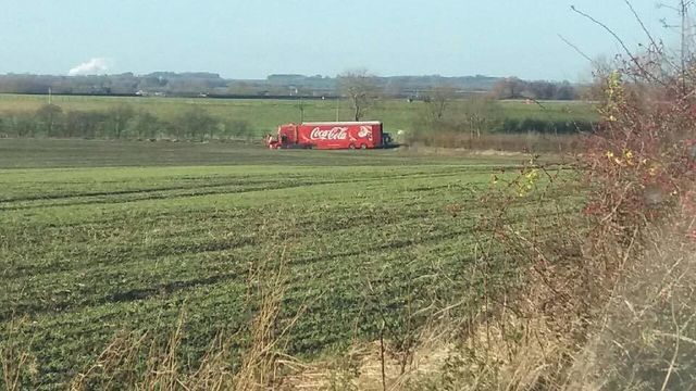 Різдвяна вантажівка Coca-Cola застрягла в полі в Англії: фотофакт - фото 211387