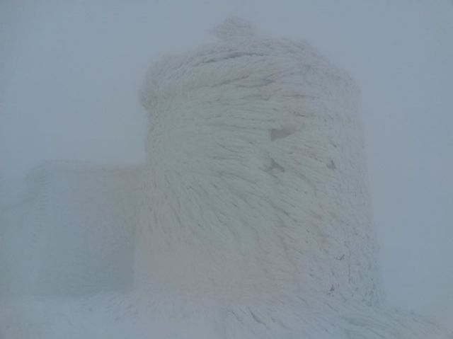 Засніжену обсерваторію Карпат показали на фото - фото 207246